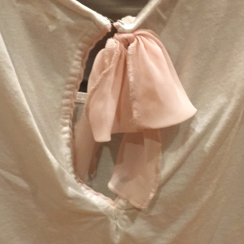 Arie brand blouse bow buttons on back size med - Picture 4 of 5